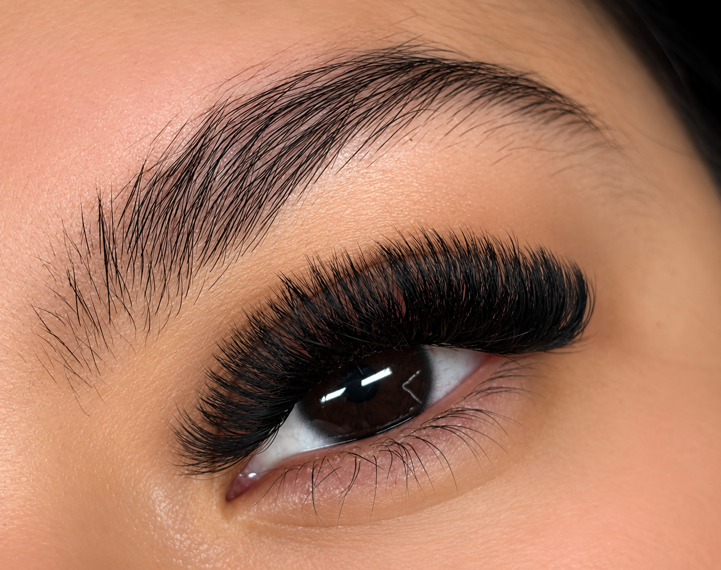 Voluminous eyelash extensions and defined brow